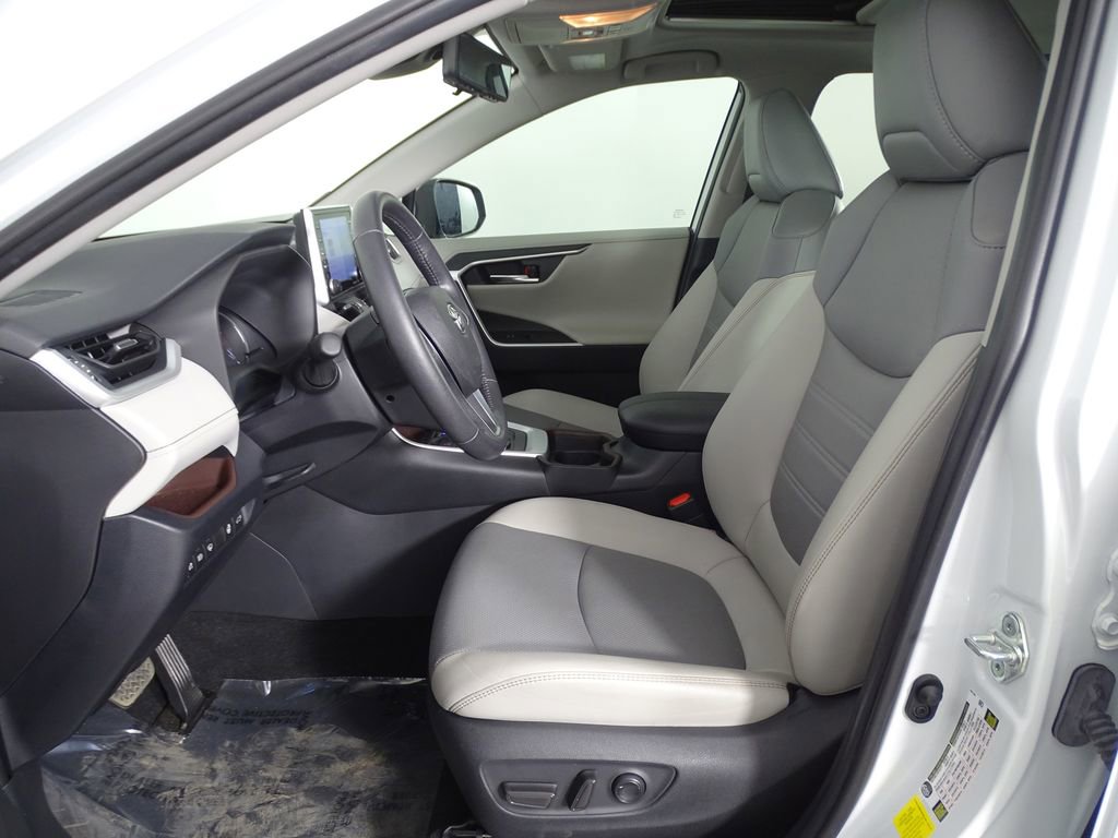 Used 2019 Toyota RAV4 Limited image 13