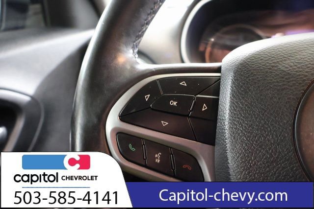 Used 2019 Jeep Cherokee Latitude Plus w/ Cold Weather Group FWD image 18