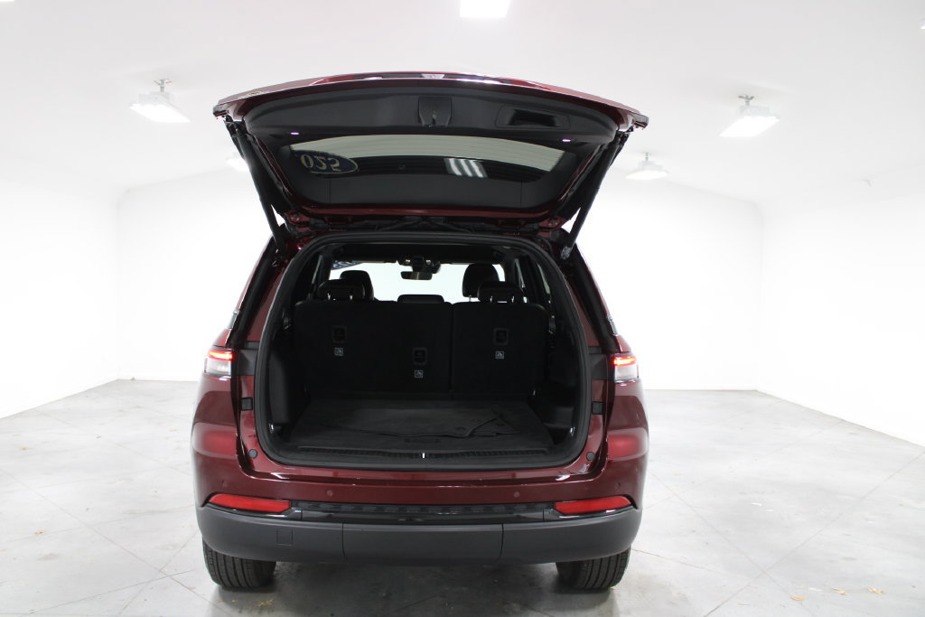 Used 2025 Jeep Grand Cherokee Altitude AWD/4WD image 29