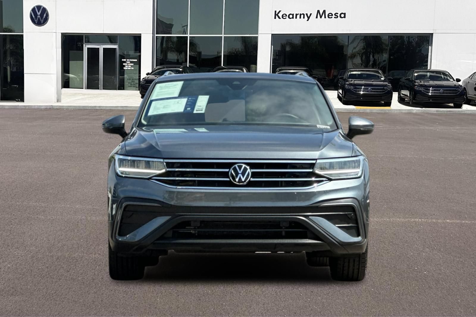 Used 2023 Volkswagen Tiguan SE w/ Panoramic Sunroof Package FWD image 9