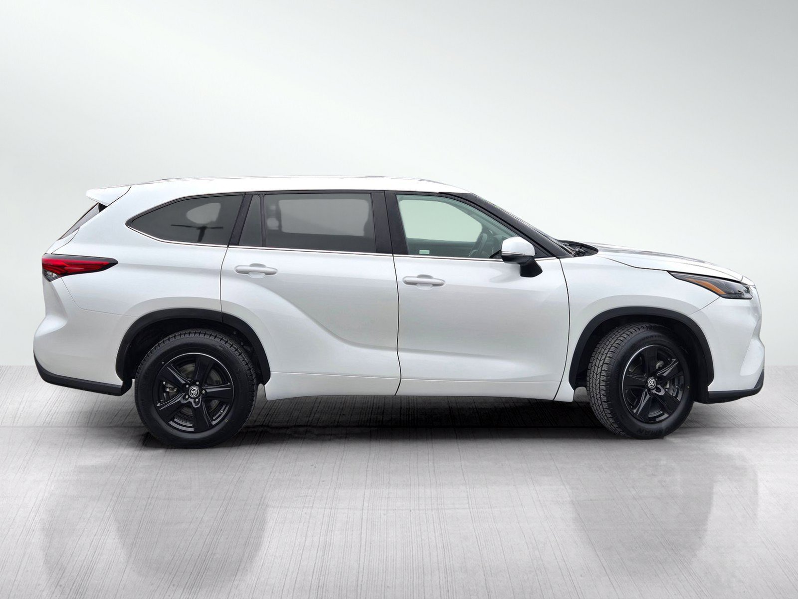 Used 2023 Toyota Highlander LE FWD image 3