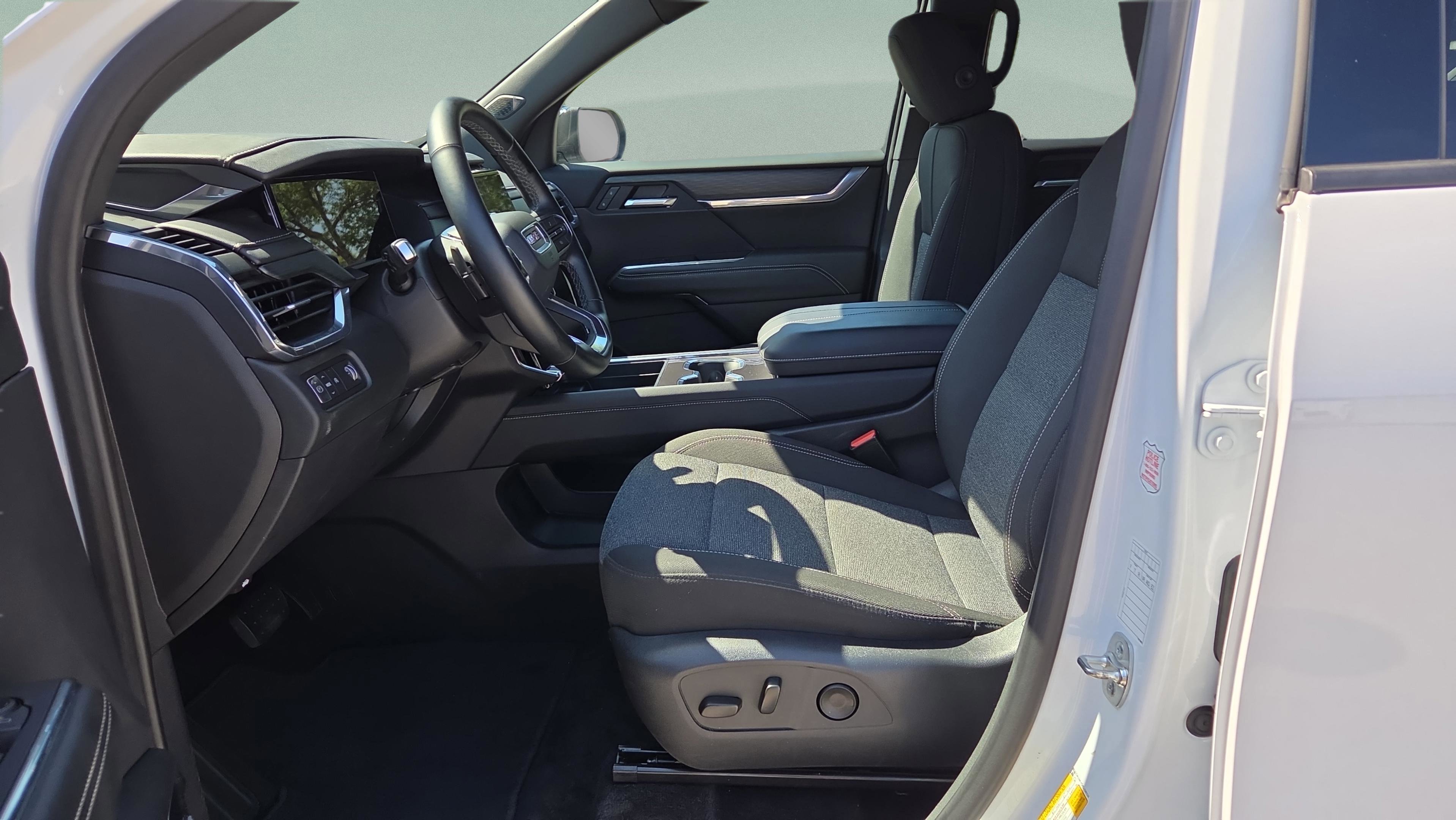 Used 2025 GMC Acadia Elevation image 9