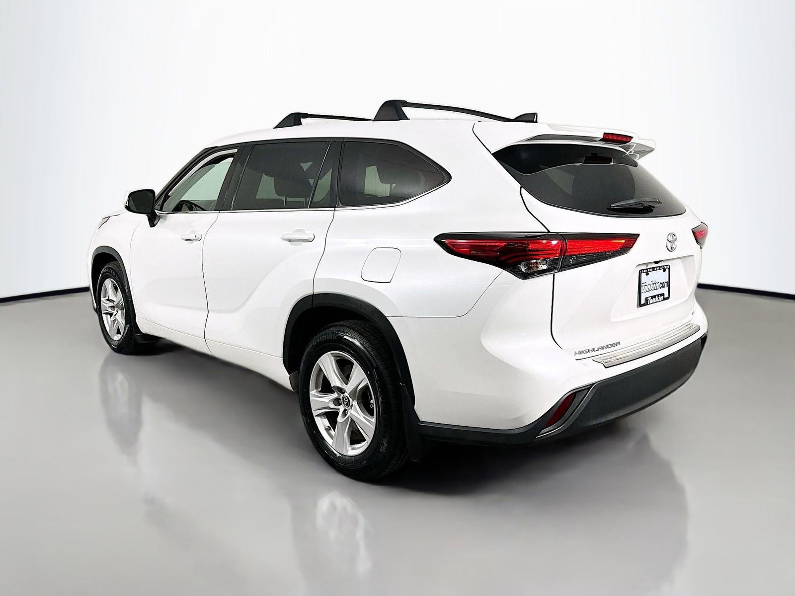 Used 2022 Toyota Highlander LE FWD image 6