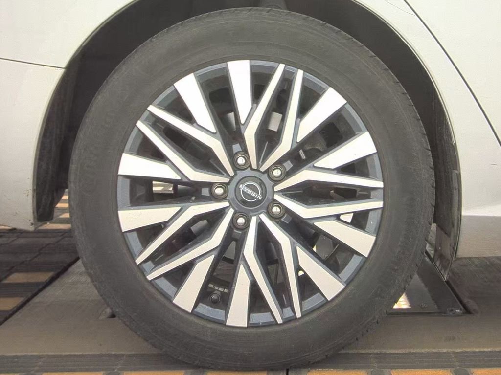 Used 2024 Nissan Altima 2.5 SV image 12