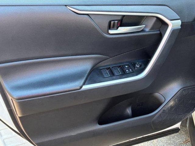 Used 2025 Toyota RAV4 XLE AWD/4WD image 17