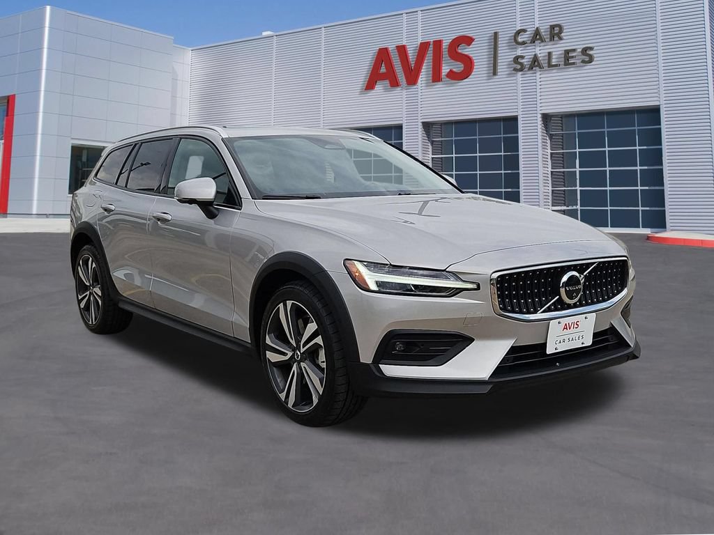 Used 2025 Volvo V60 B5 Cross Country Plus AWD/4WD image 3