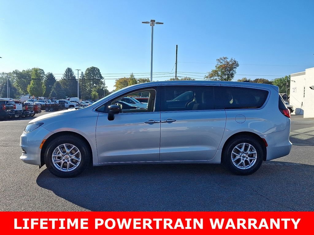 Used 2024 Chrysler Voyager LX image 4