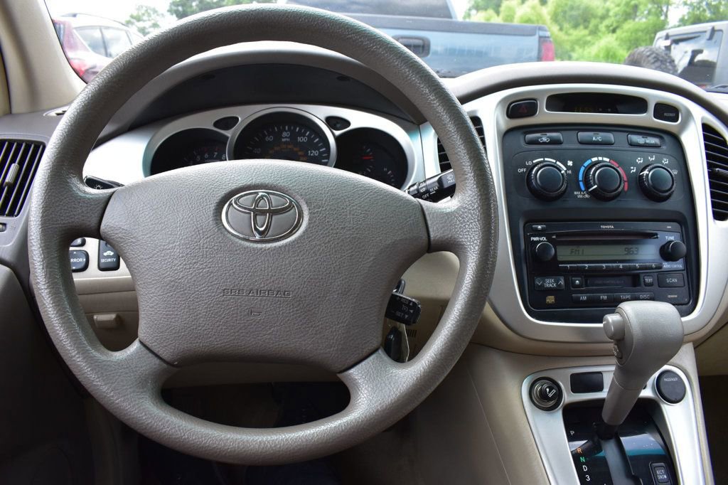 Used 2005 Toyota Highlander 4WD V6 w/ 3rd Row image 25