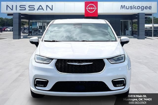 Used 2023 Chrysler Pacifica Touring-L FWD image 2
