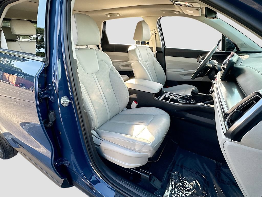 Certified 2025 Kia Sorento S w/ Panoramic Sunroof Package FWD image 29