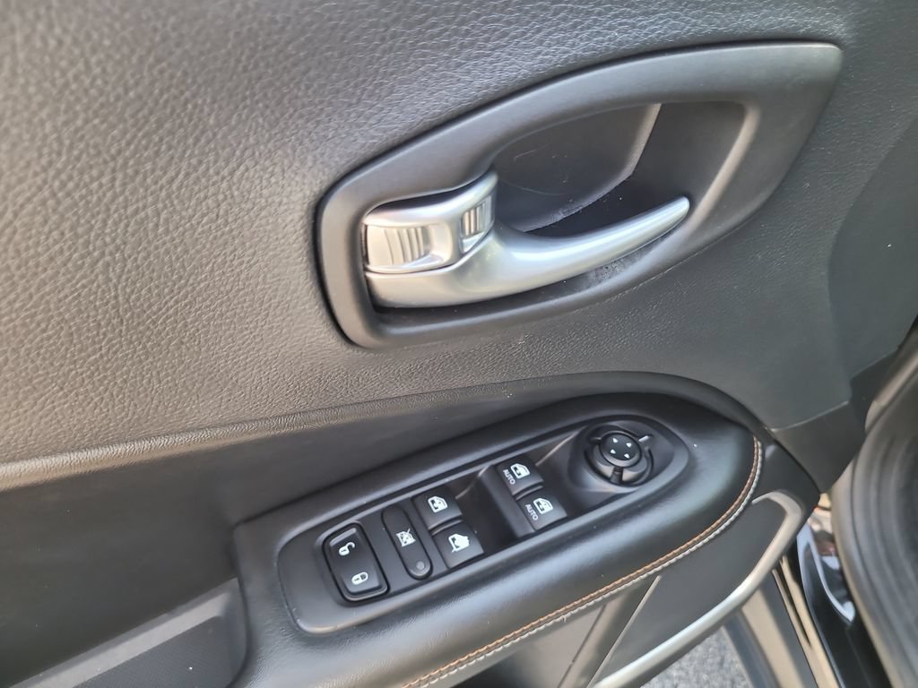 Used 2019 Jeep Compass Latitude FWD image 16