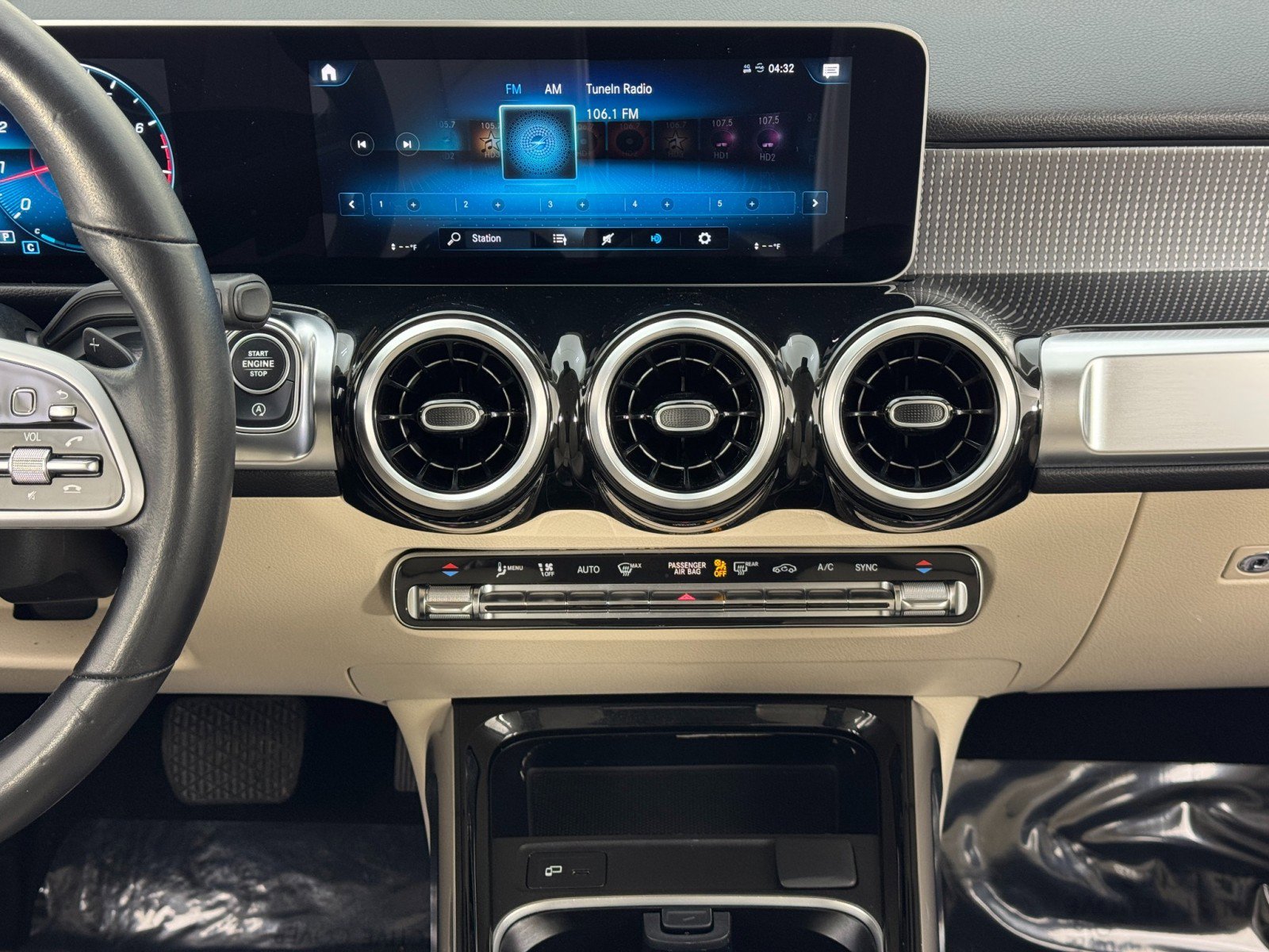 Used 2020 Mercedes-Benz GLB 250 4MATIC w/ Premium Package image 23