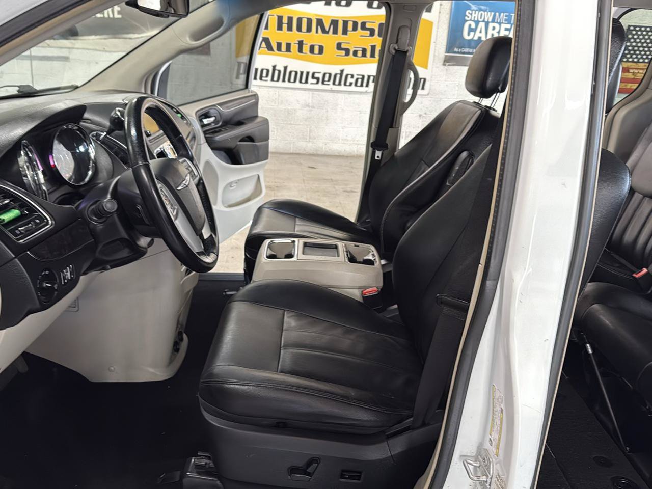 Used 2015 Chrysler Town & Country Touring FWD image 8