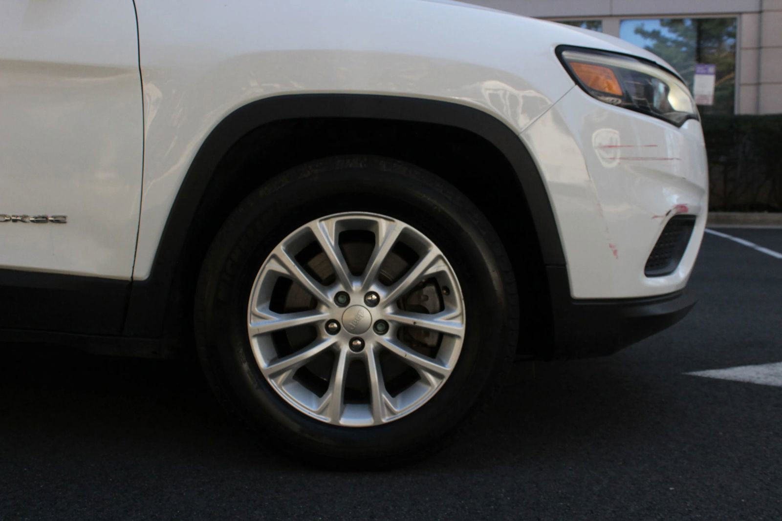 Used 2020 Jeep Cherokee Latitude FWD image 4