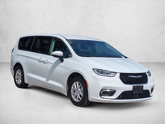 Used 2023 Chrysler Pacifica Touring-L FWD image 3