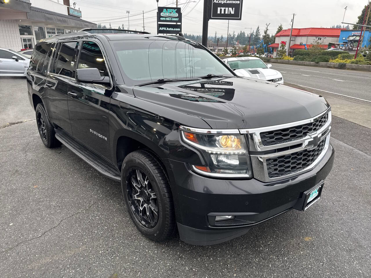 Used 2018 Chevrolet Suburban LT image 9