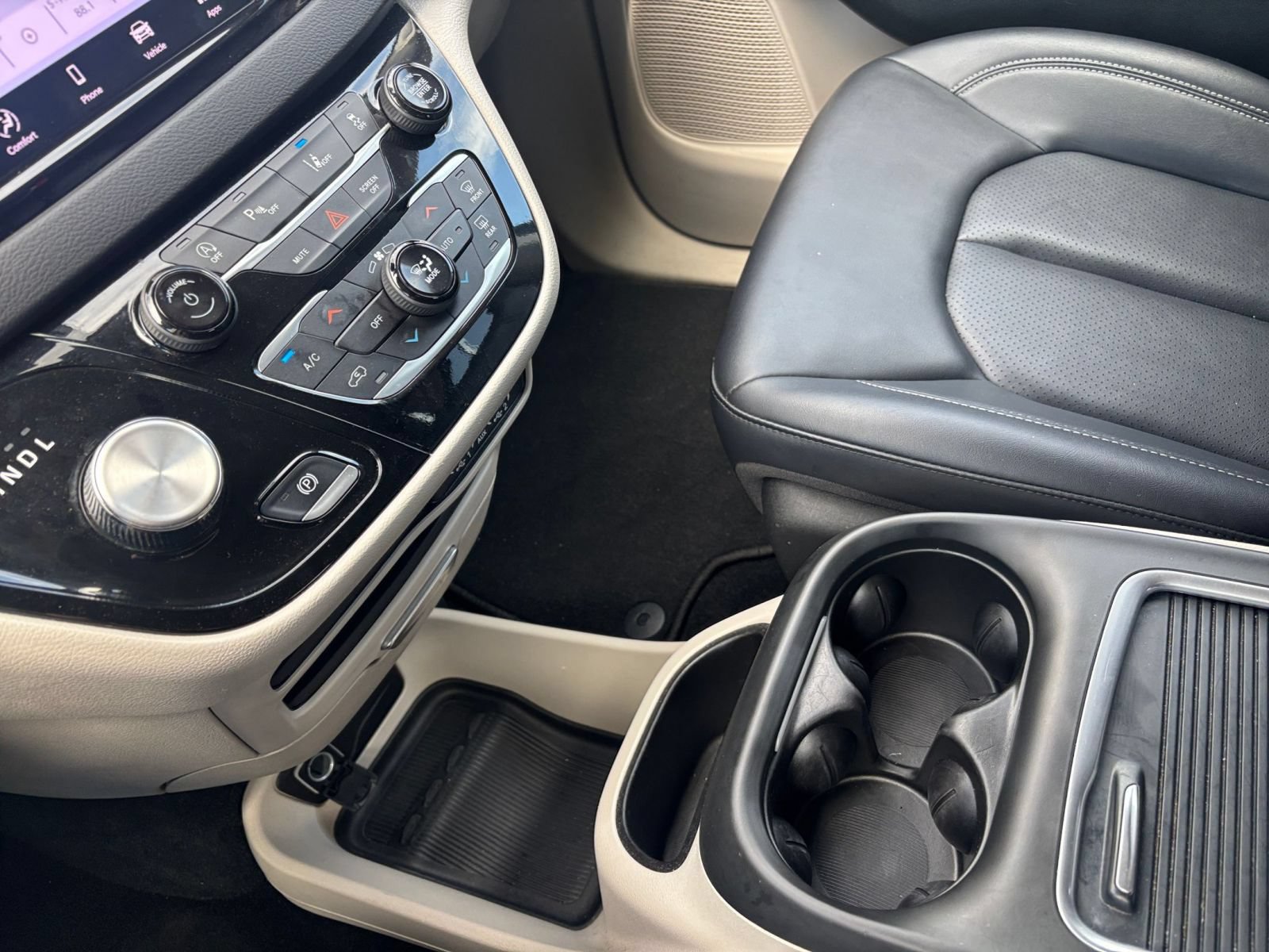 Used 2024 Chrysler Pacifica Touring-L FWD image 43
