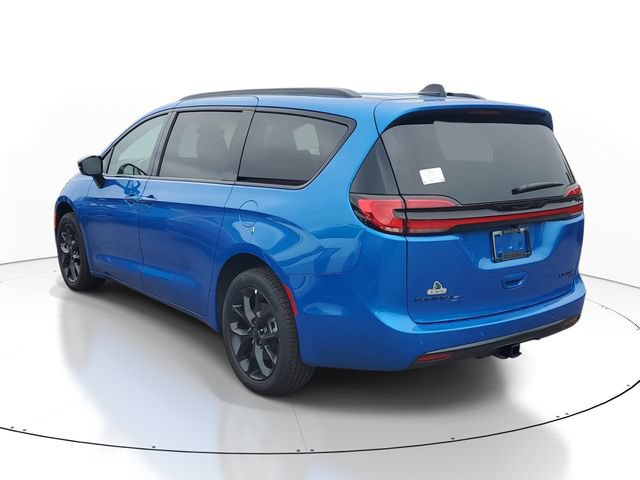 New 2027 Chrysler Pacifica Limited w/ Family Tech Group AWD/4WD image 3