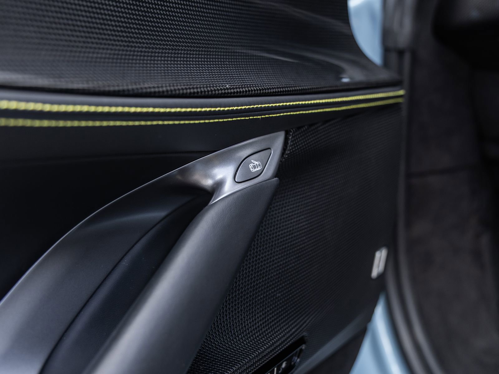 Used 2024 Ferrari SF90 Spider image 29