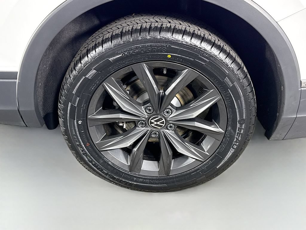 Used 2024 Volkswagen Tiguan SE AWD/4WD image 32