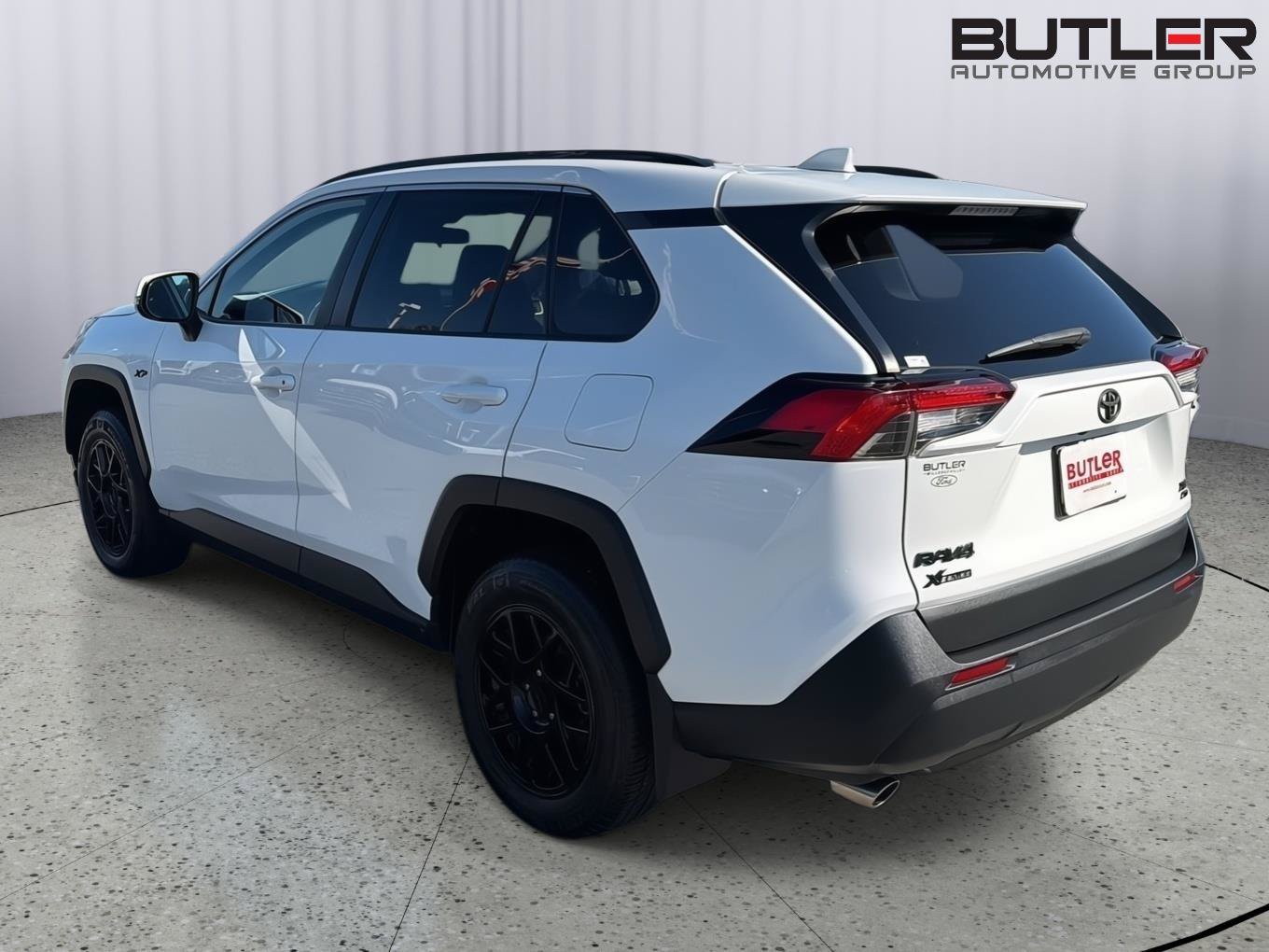 Used 2021 Toyota RAV4 XLE w/ Convenience Package AWD/4WD image 4