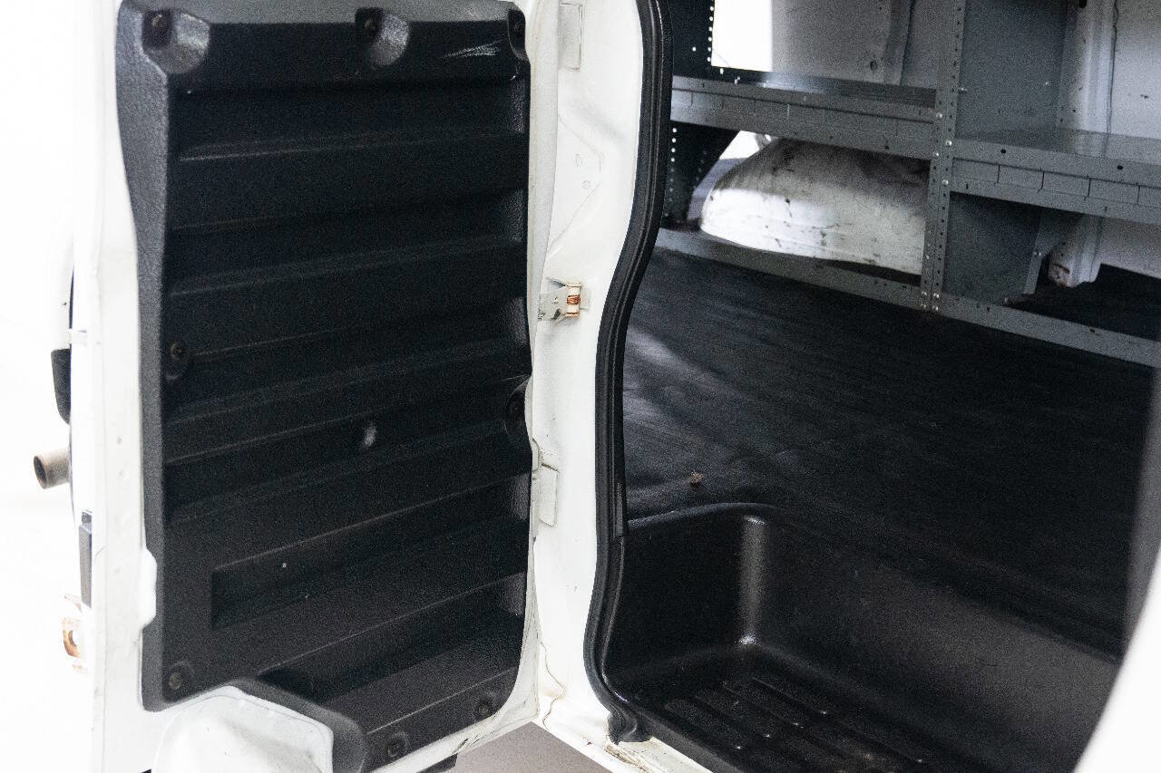 Used 2014 Chevrolet Express 3500 Extended RWD image 45