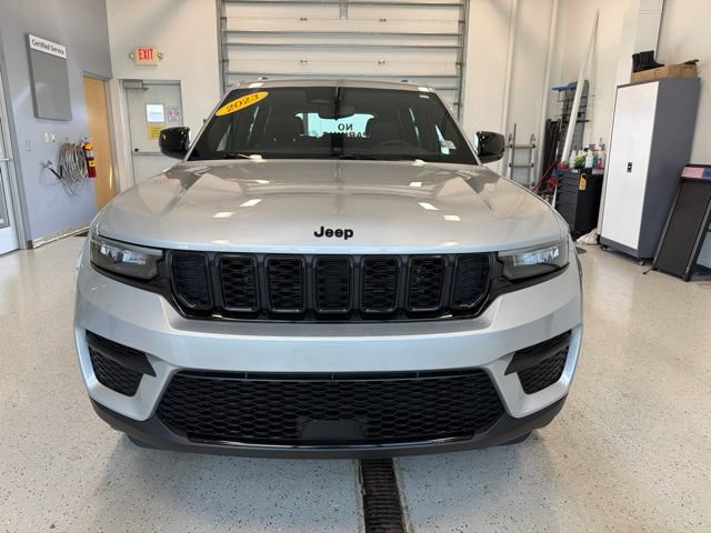 Used 2023 Jeep Grand Cherokee Altitude AWD/4WD image 4