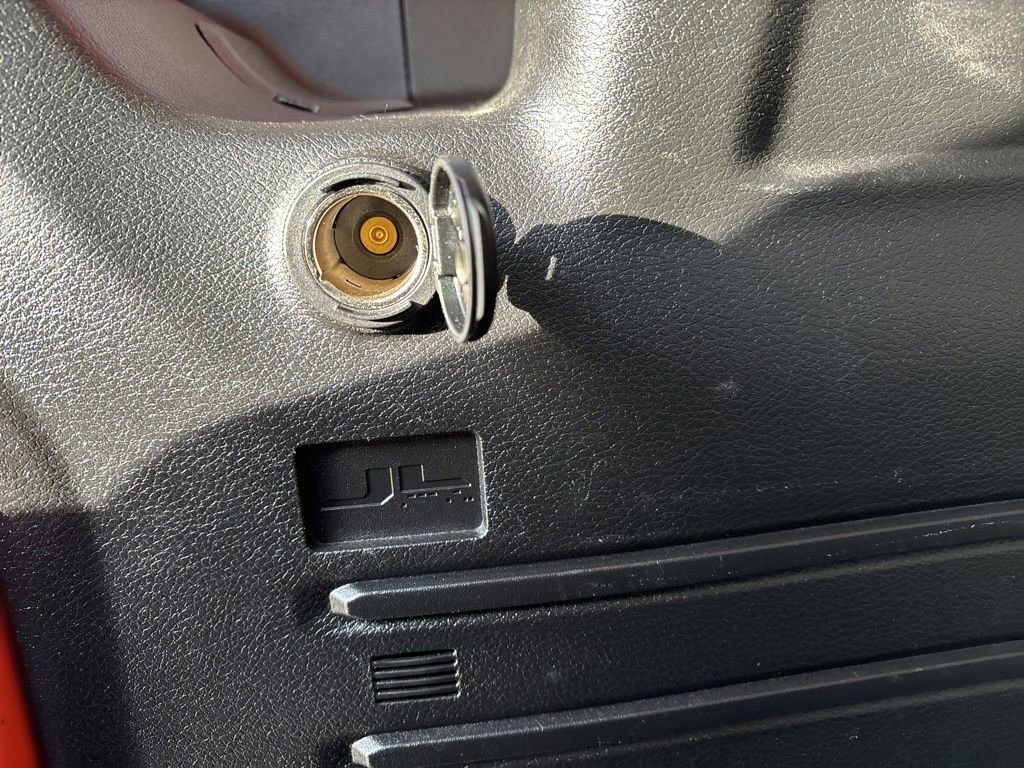 Used 2018 Jeep Wrangler Unlimited Sahara image 38