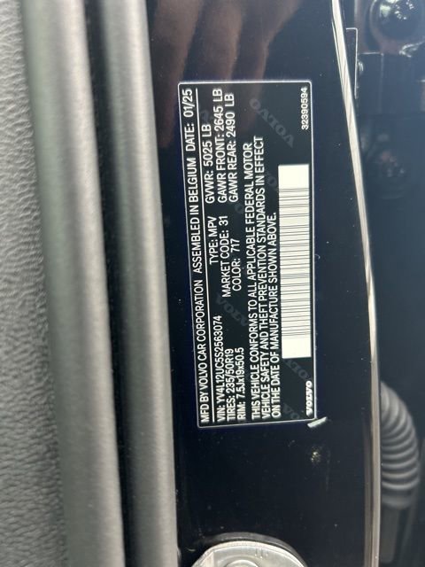 Certified 2025 Volvo XC40 B5 Plus image 28