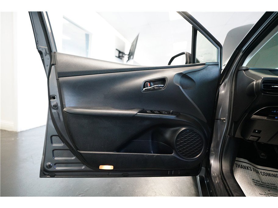 Used 2020 Toyota Prius L Eco w/ Carpet Mat Package image 15