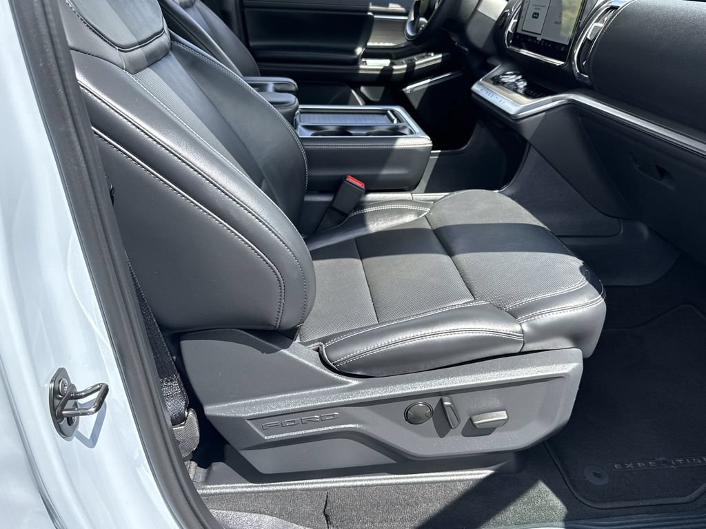 Used 2025 Ford Expedition Platinum AWD/4WD image 13