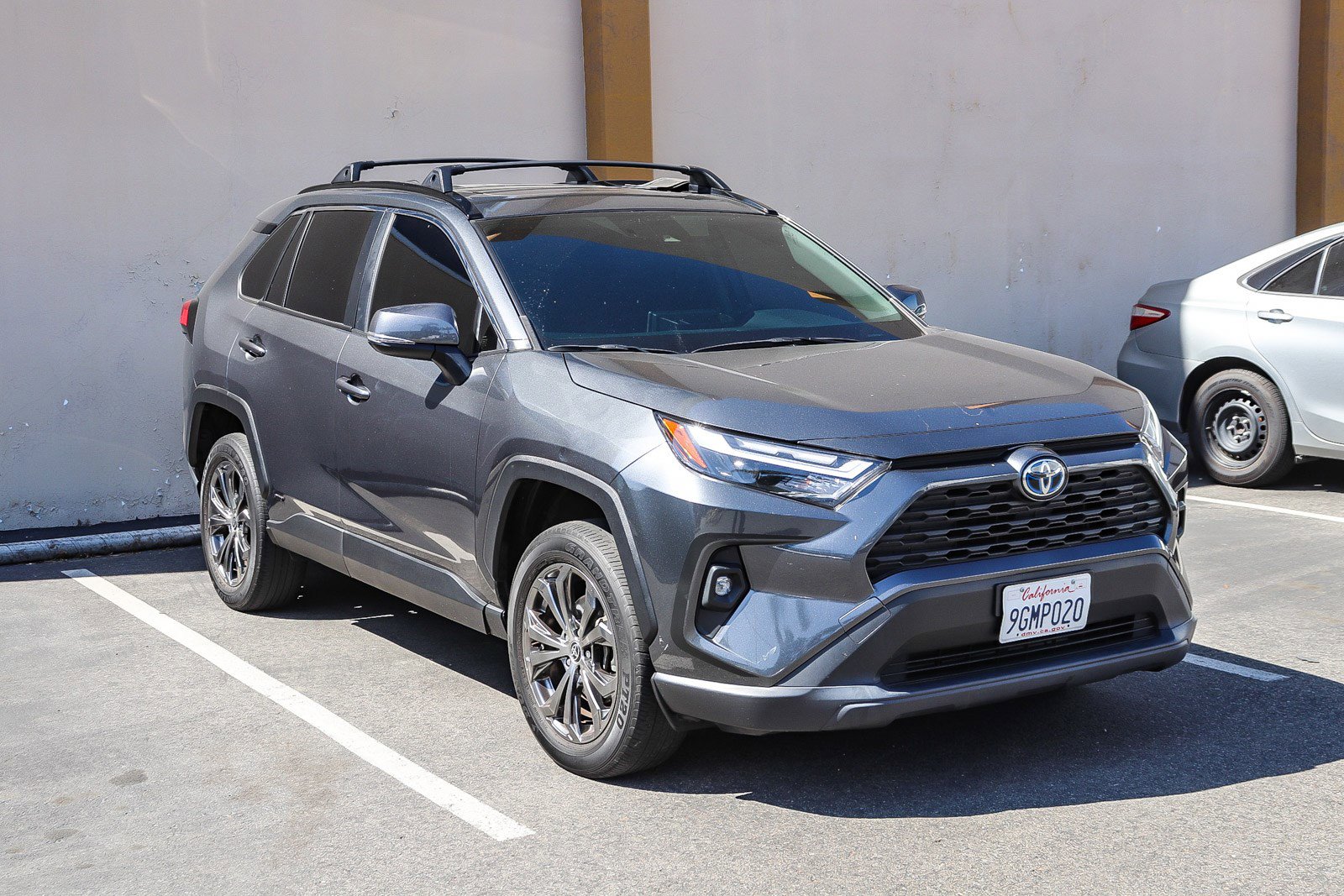 Used 2023 Toyota RAV4 XLE Premium image 3