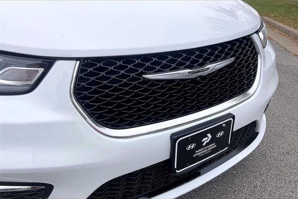 Used 2024 Chrysler Pacifica Touring-L image 8