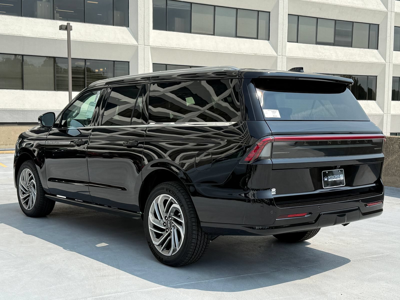New 2026 Lincoln Navigator L Reserve AWD/4WD image 3