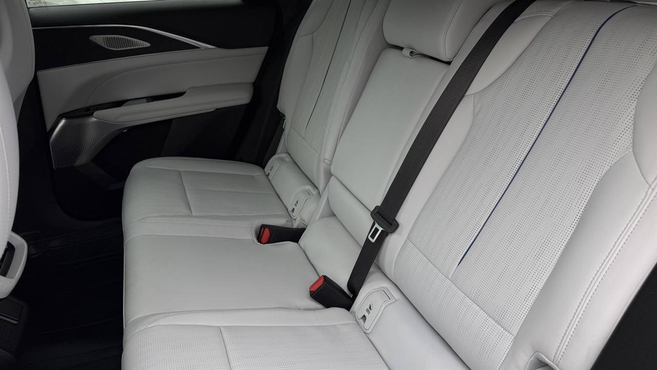 Used 2024 Cadillac Lyriq Sport RWD image 34