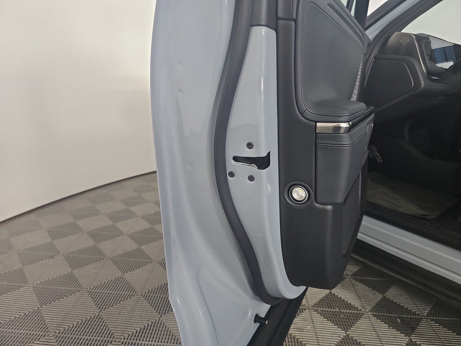 Used 2024 Rivian R1S Adventure AWD/4WD image 30