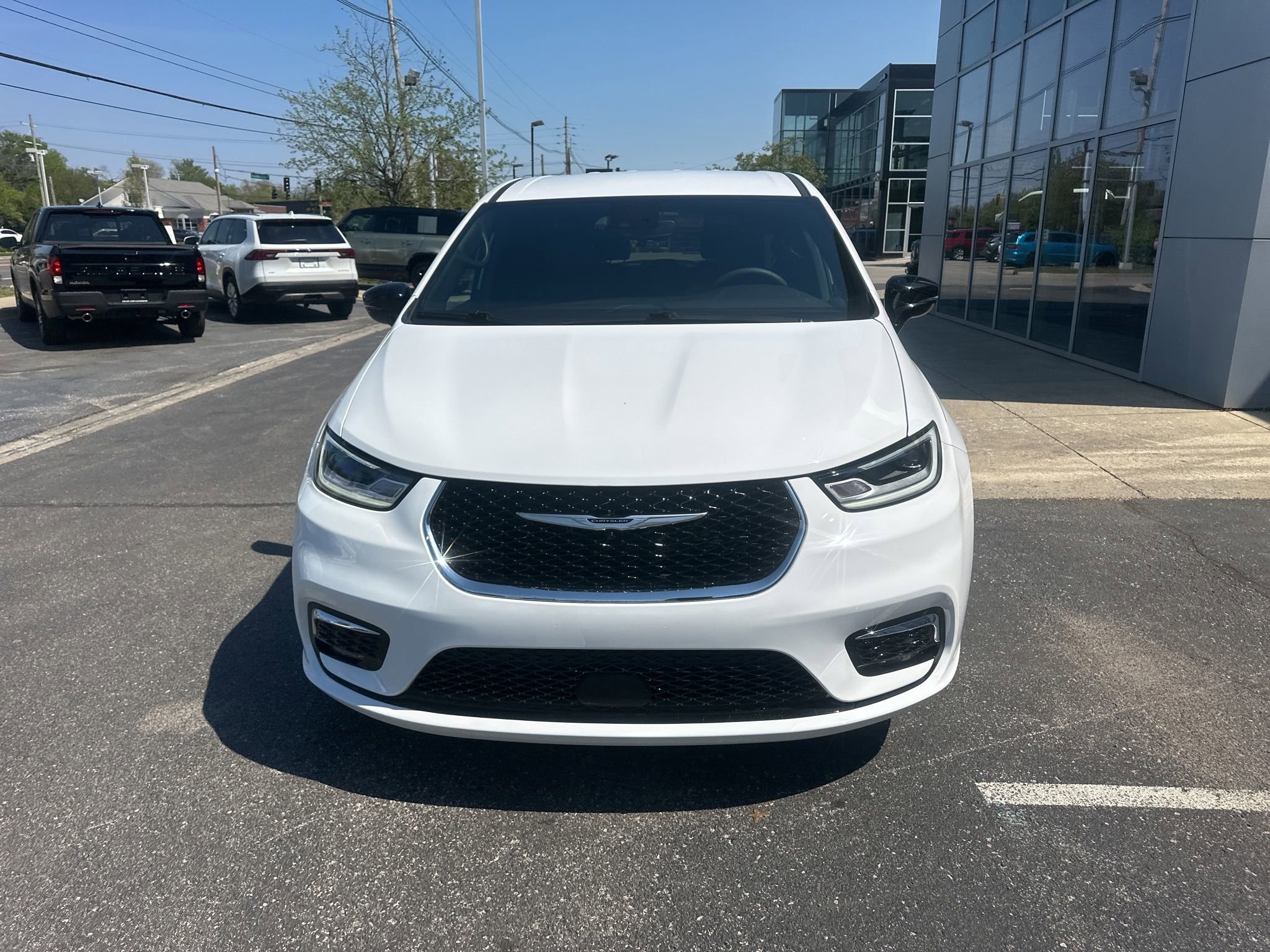 Used 2025 Chrysler Pacifica Select image 10