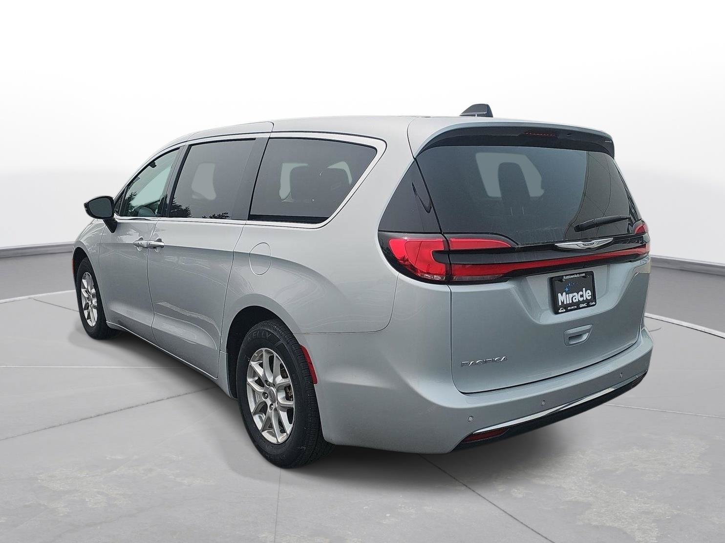 Used 2024 Chrysler Pacifica Touring-L FWD image 8