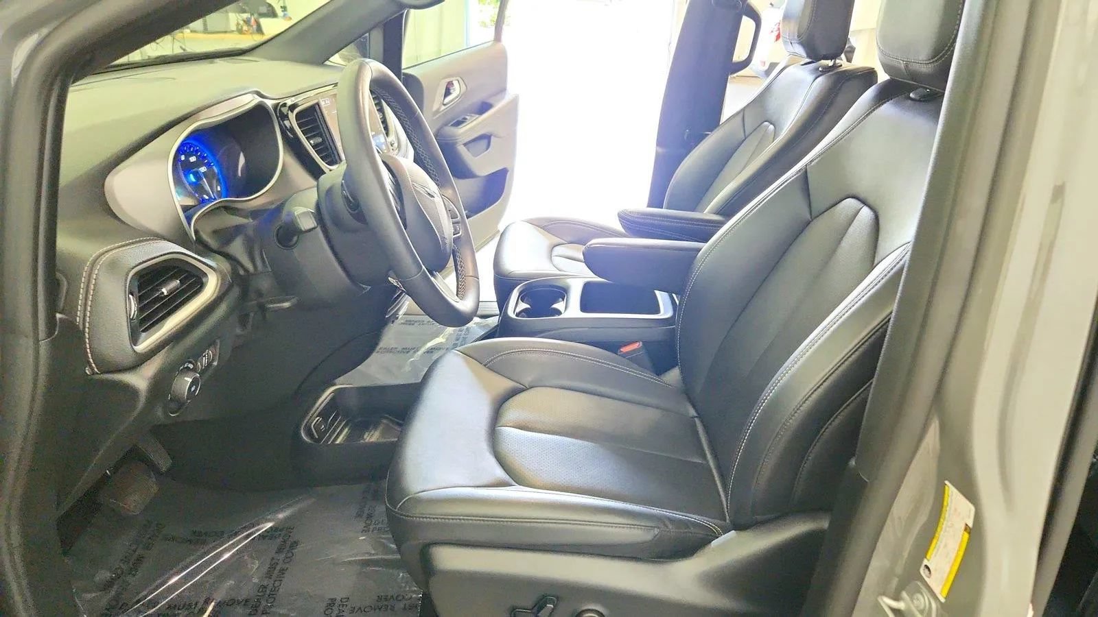 Used 2025 Chrysler Pacifica Select FWD image 15