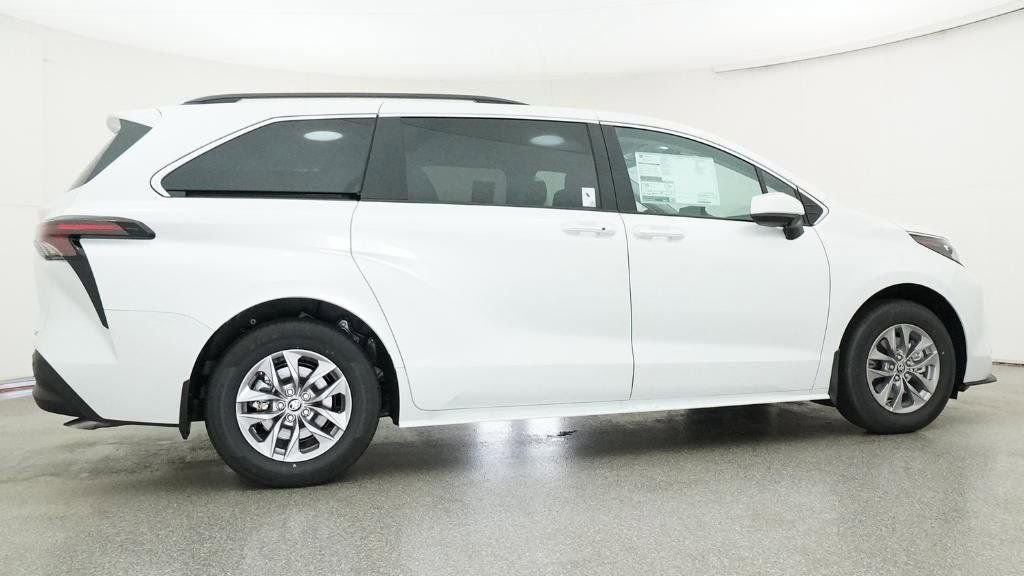 New 2026 Toyota Sienna XLE image 17