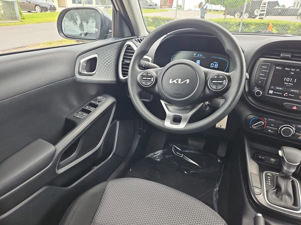 Used 2025 Kia Soul LX w/ LX Technology Package FWD image 9