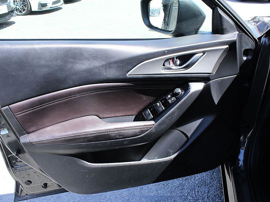 Used 2017 MAZDA MAZDA3 Touring FWD image 8