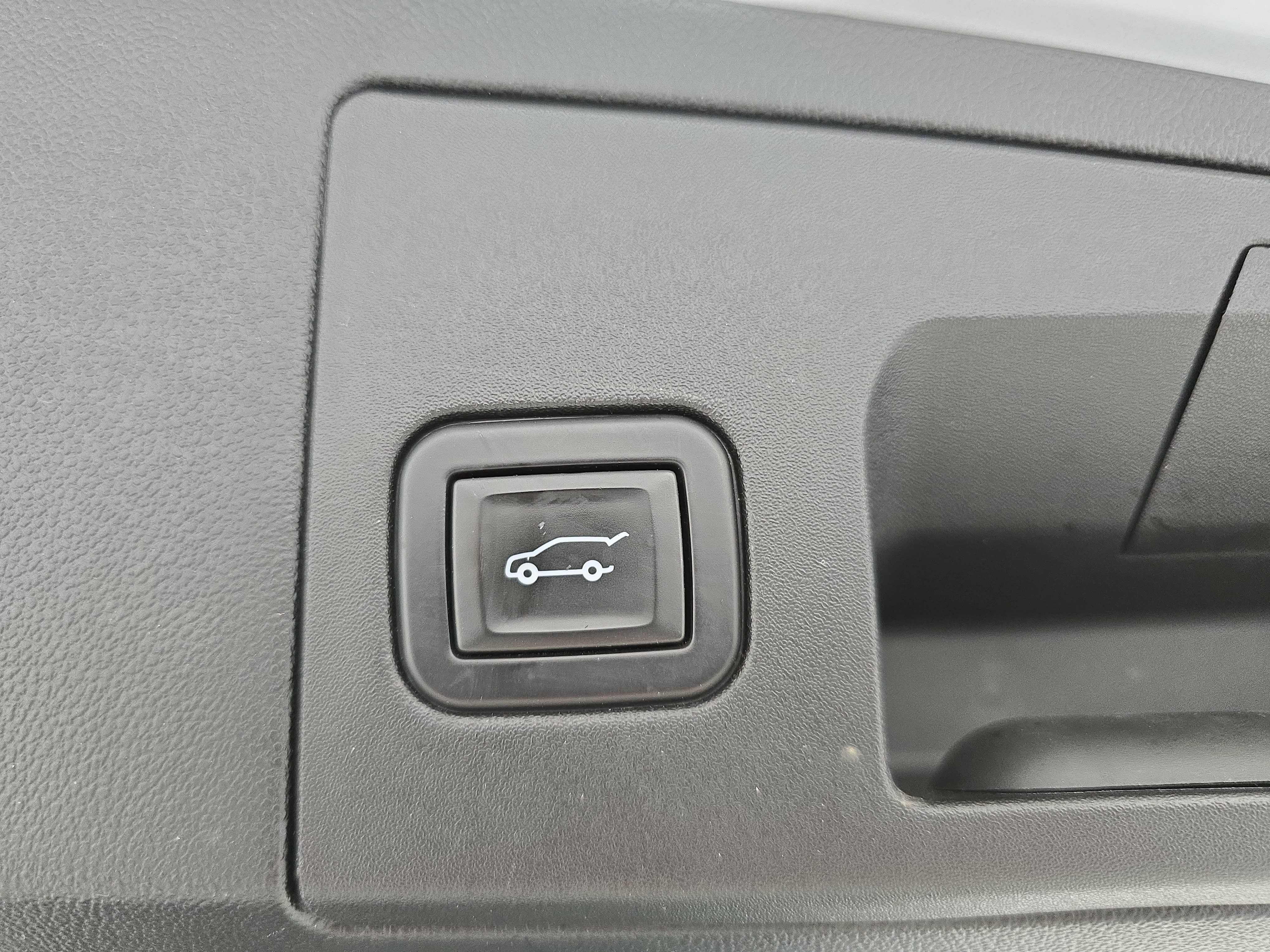 Used 2021 Cadillac XT5 Premium Luxury w/ LPO, Floor Liner Package AWD/4WD image 13