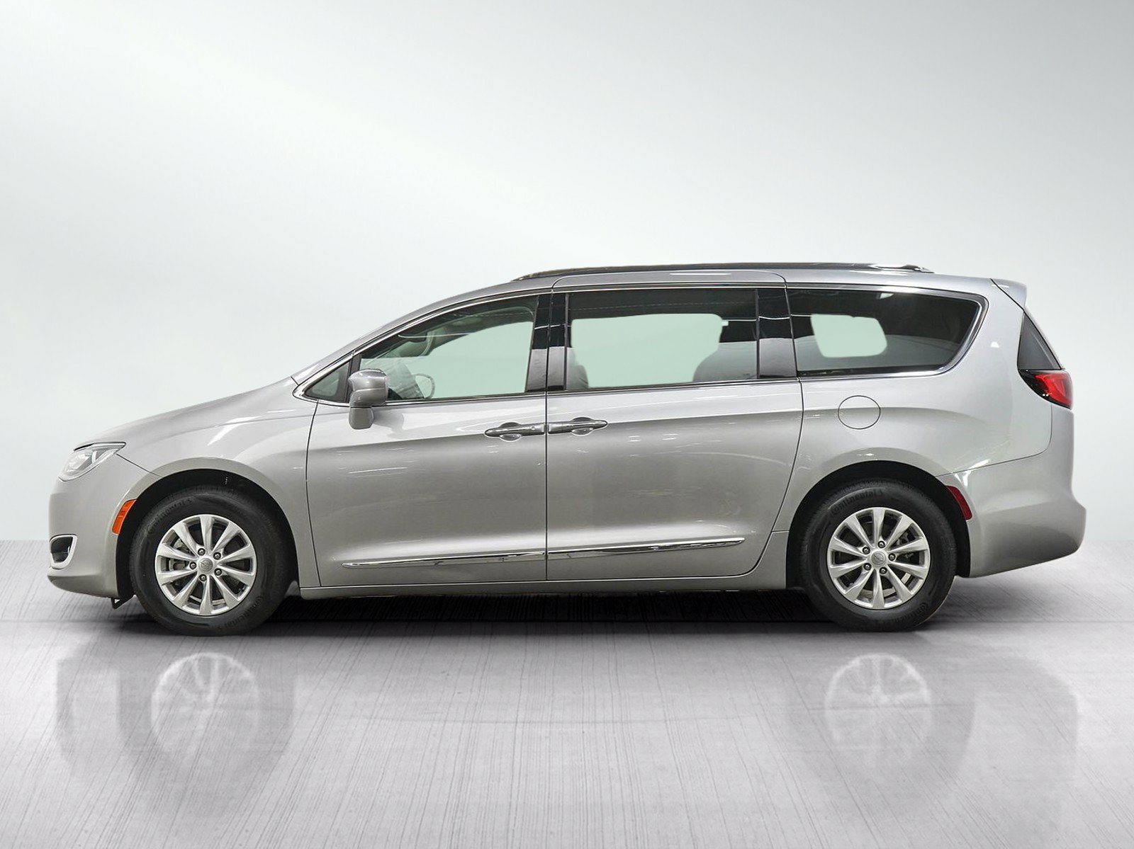 Used 2018 Chrysler Pacifica Touring-L FWD image 2