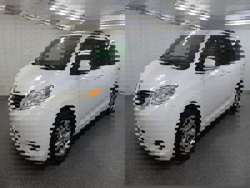 Used 2014 Toyota Sienna LE image 3