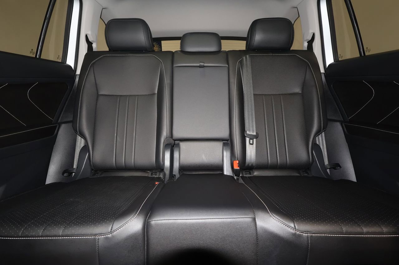 Used 2023 Volkswagen Tiguan SE w/ Panoramic Sunroof Package image 30