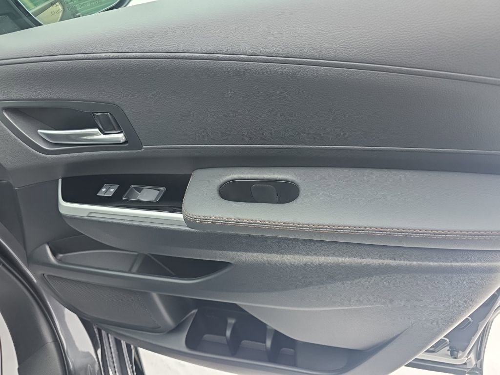 Certified 2025 Toyota Sienna Platinum image 19