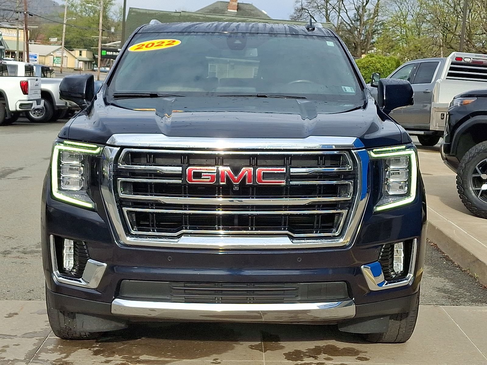 Used 2022 GMC Yukon SLT w/ SLT Luxury Package AWD/4WD image 2