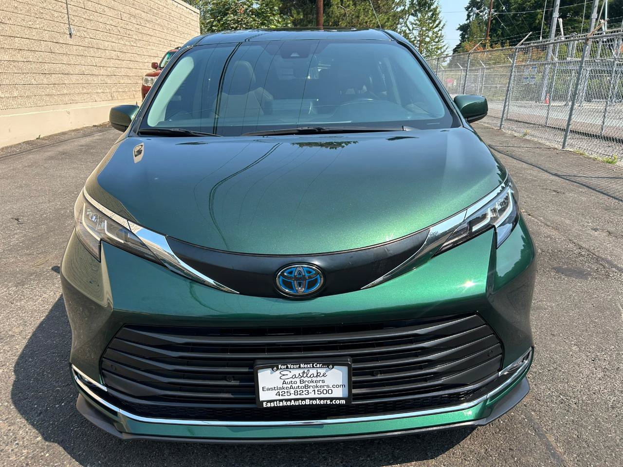 Used 2022 Toyota Sienna XLE AWD/4WD image 2