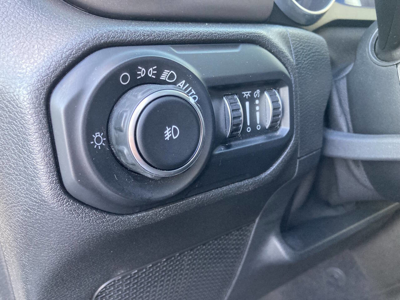 Used 2020 Jeep Wrangler Sport image 32